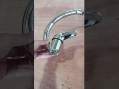 Wysokiej jakości kran do zlewu z nowoczesnym projektem